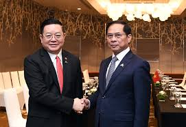 Phó Thủ tướng Chính phủ, Bộ trưởng Ngoại giao Bùi Thanh Sơn gặp với Tổng thư ký ASEAN Kao Kim Hourn