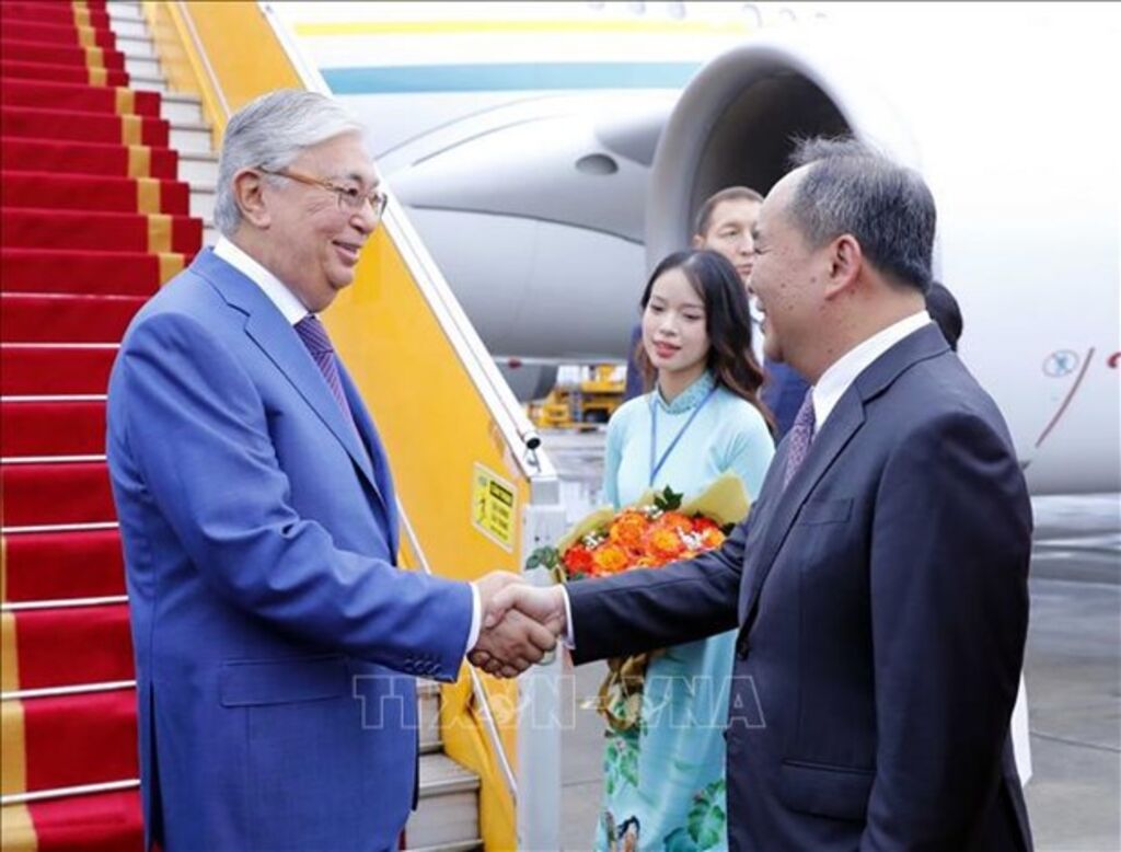 President of Kazakhstan arrives in Hanoi, begins official visit